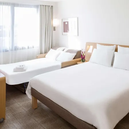 מלון Novotel Centre Gares 4*